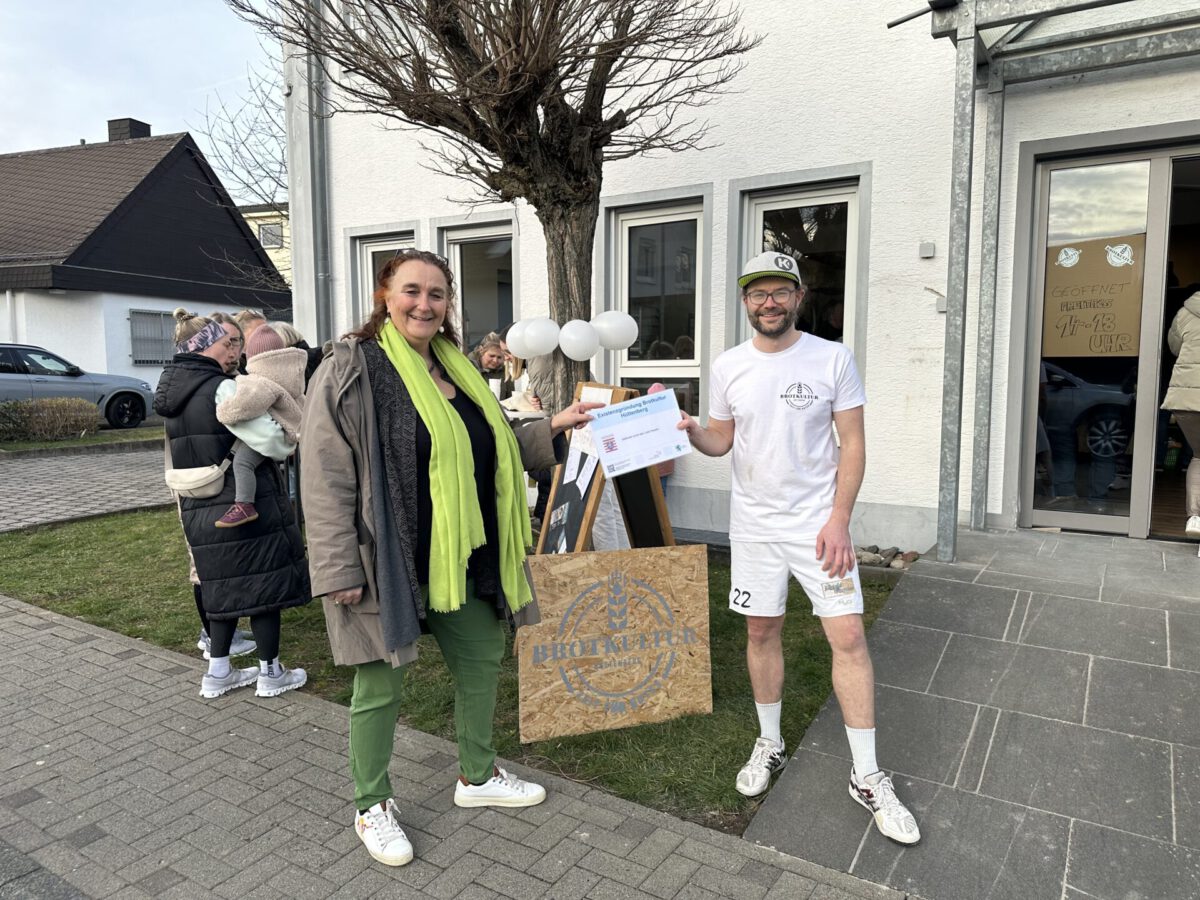Die Regionalmanagerin Mercedes Bindhardt und Tobias Wagner von Brotkultur Hüttenberg bei der Eröffnung