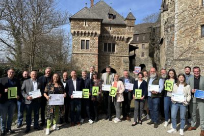 Gruppenbild von der Bescheidübergabe auf Schloss Braunfels.