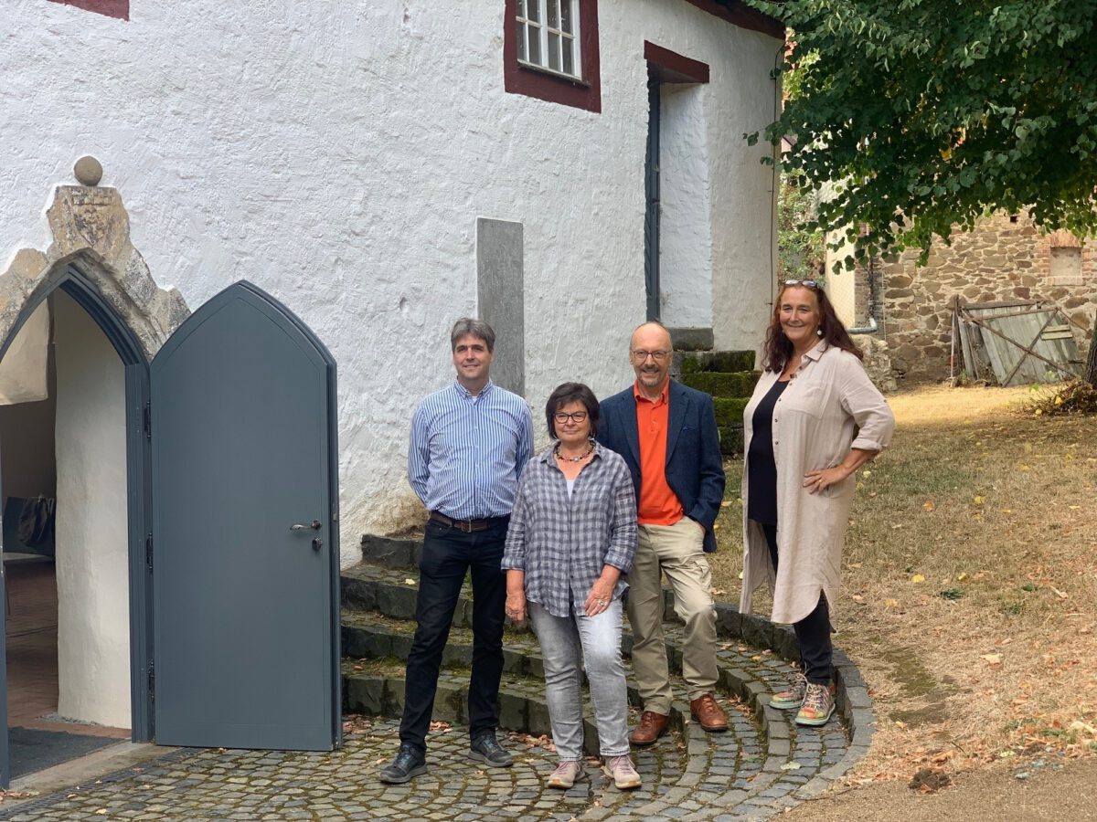 Eingang der Atelierkirche in Volpertshausen