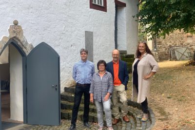 Eingang der Atelierkirche in Volpertshausen