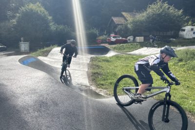 Kinder fahren auf der Strecke des Bikeparks in Waldsolms