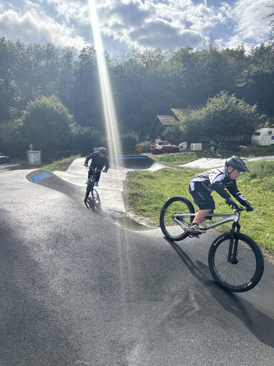 Kinder fahren auf der Strecke des Bikeparks in Waldsolms